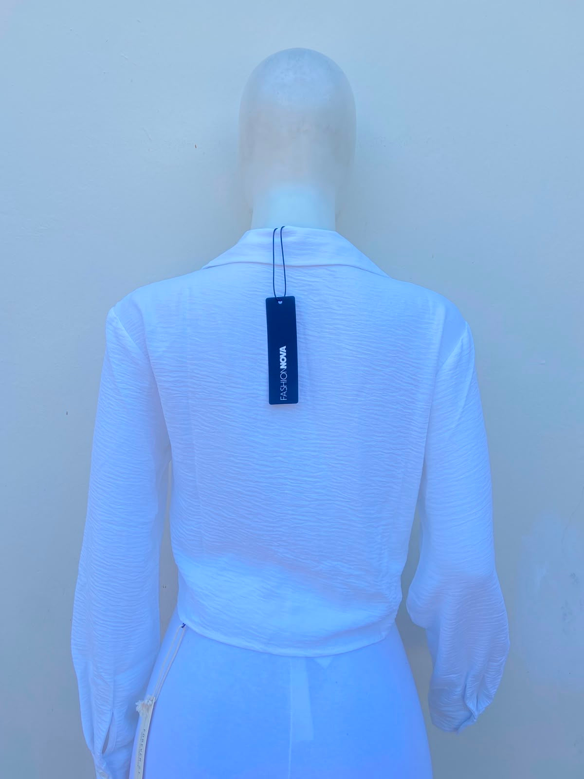 Camisa/crop top blanca manga larga, bolsillos al frente y encogído al frente.