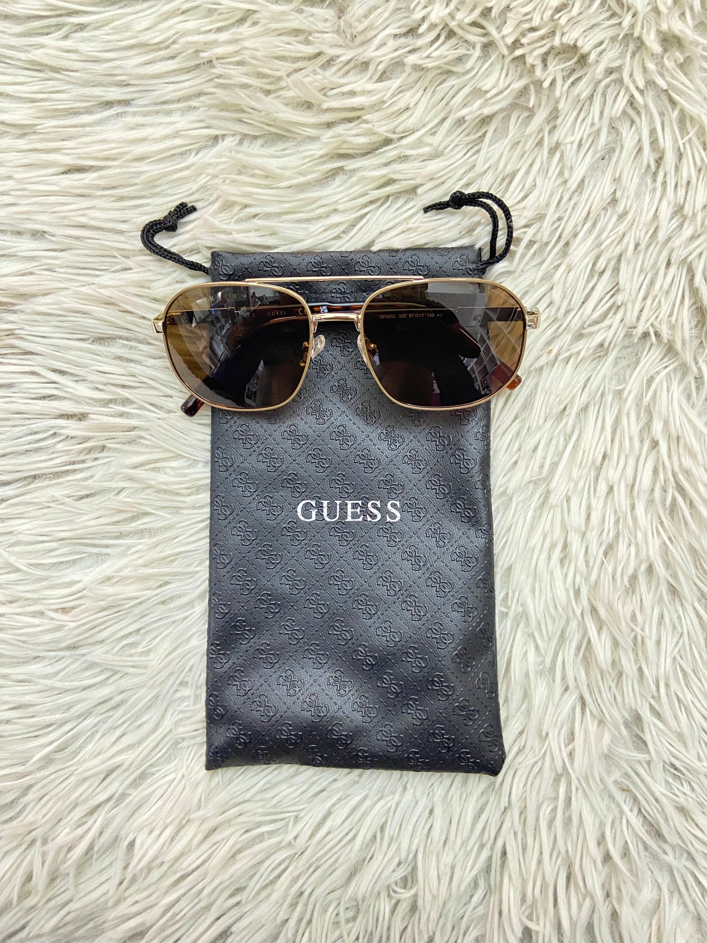 Lentes GUESS original, diseñados con protección UV 100-400 para proteger tu visión. Marrones con montura en animal print, ovalados.