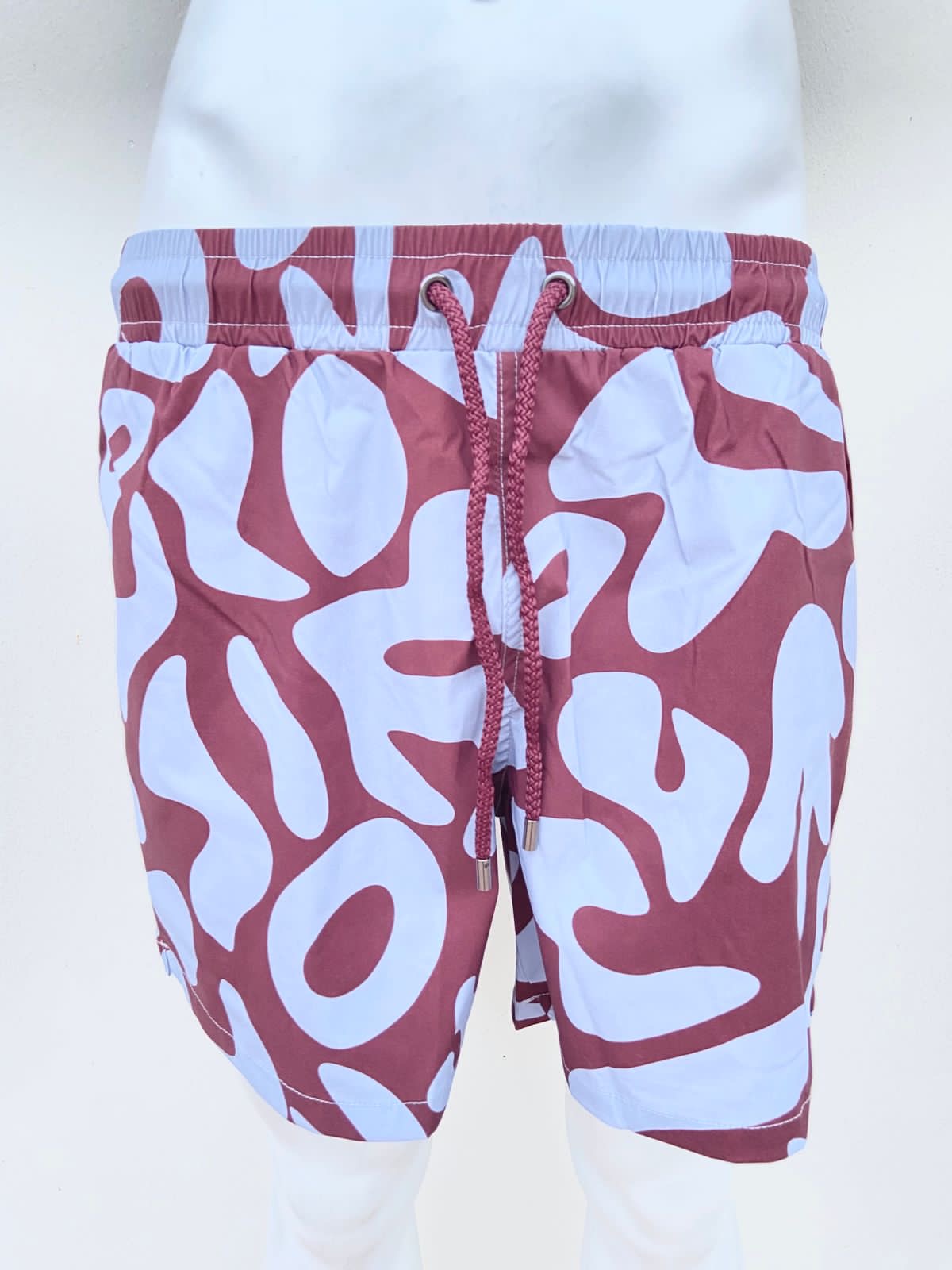 Bañador Baggy en color azul con detalles en color marron lazo ajustable en color marron.