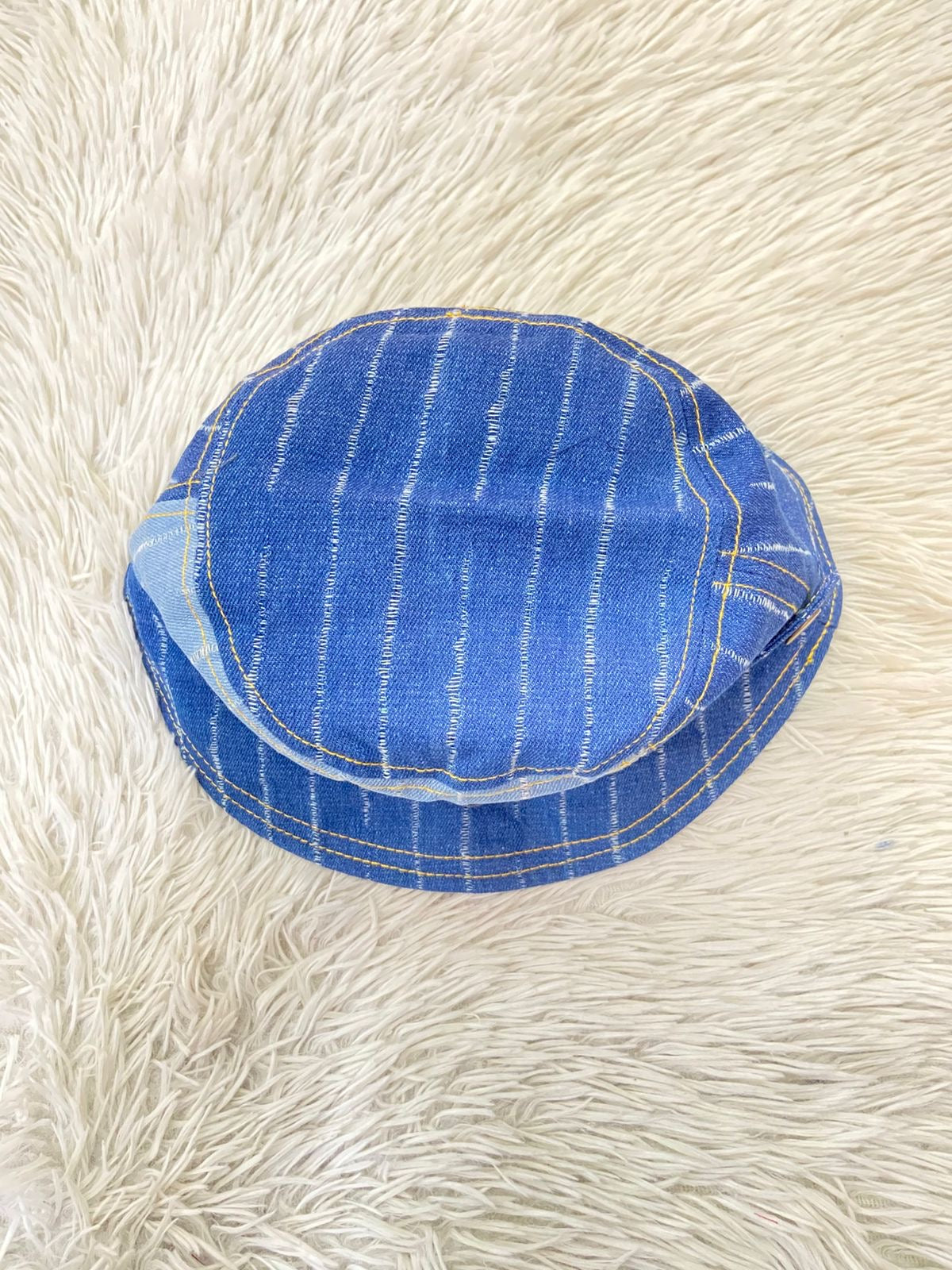 Gorro en tela jean con dos tonos diferentes en boton al lado