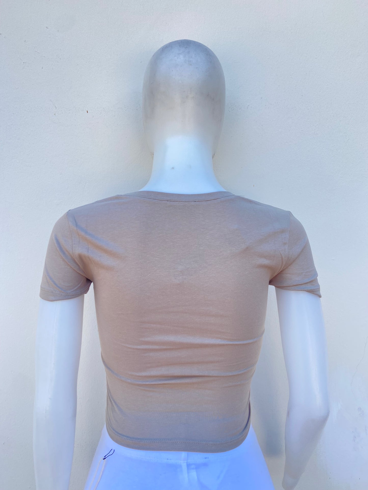 Top en color beige liso, cuello V