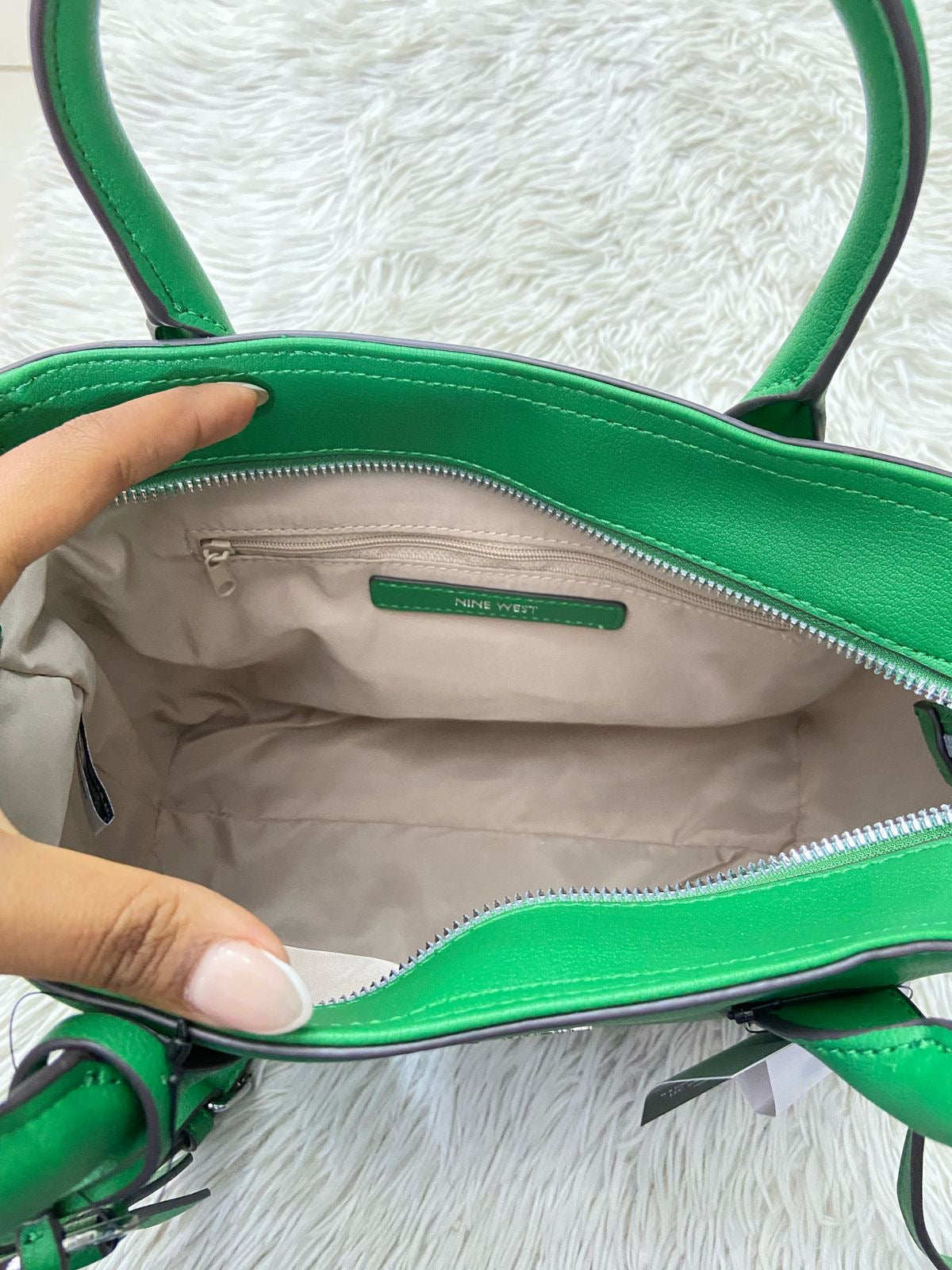 Cartera NINE WEST Original Verde entera con placa de la marca al rente y correa adiccional