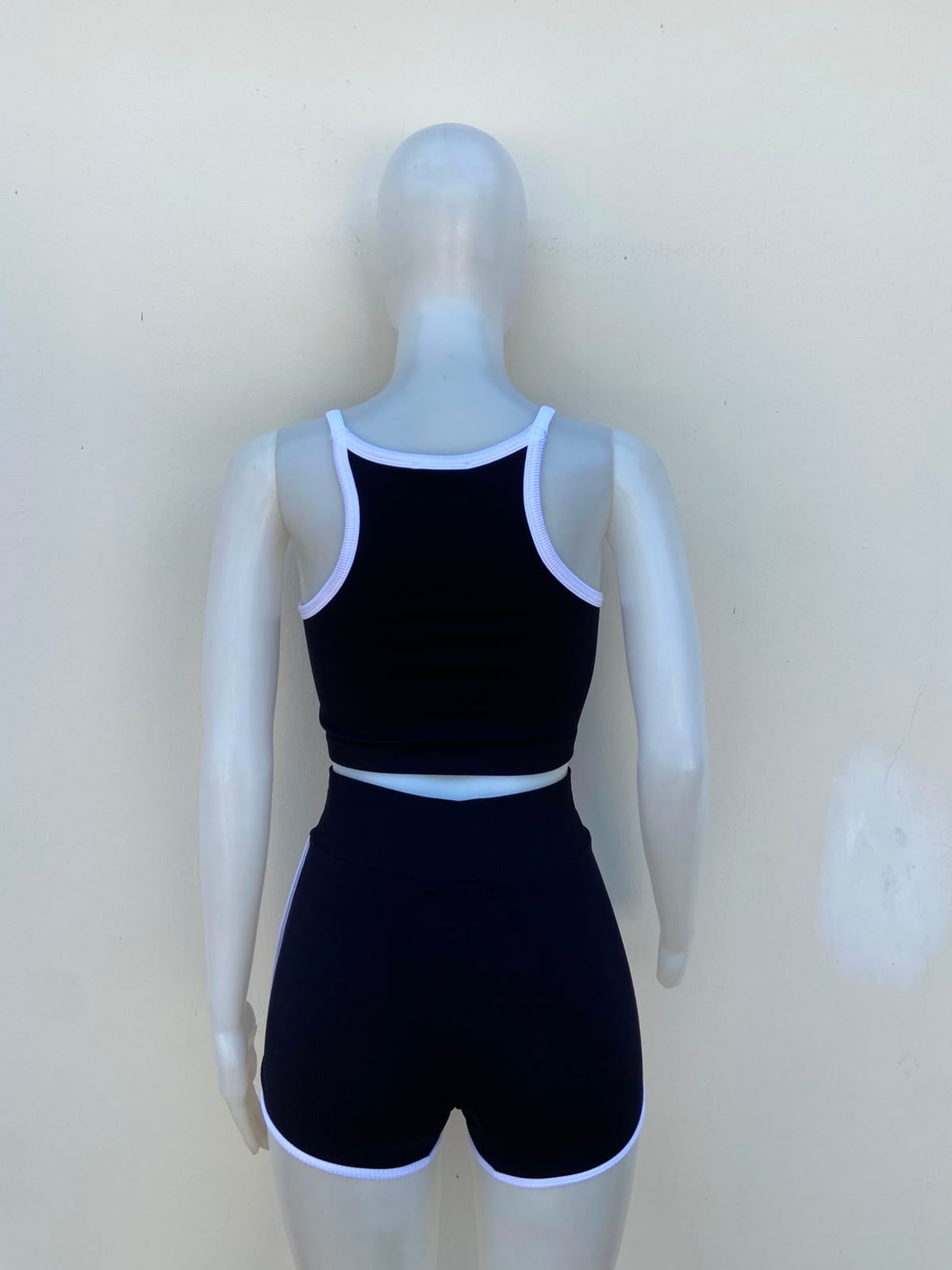 Conjunto JULIA BY LOVE J Original legging y top en color negro con manga de tiro y detalle al frente en color blanco.