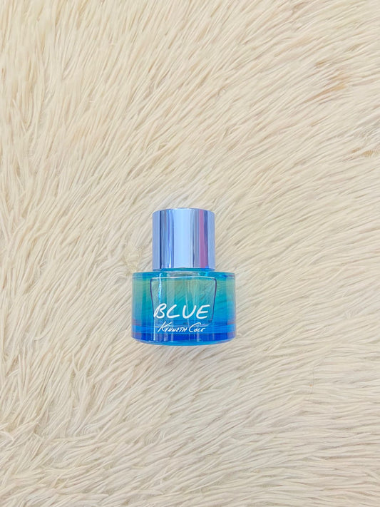 Perfume KENNETH COLE Blue Original en color azul con tapa azul brillante y letras de la marca al frente