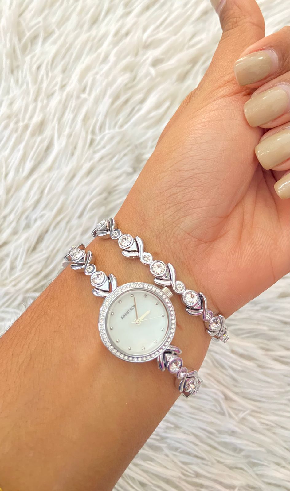 Set ARMITRON original de reloj y pulsera en color plateado ( silver ) y detalles de diamantes al rededor.