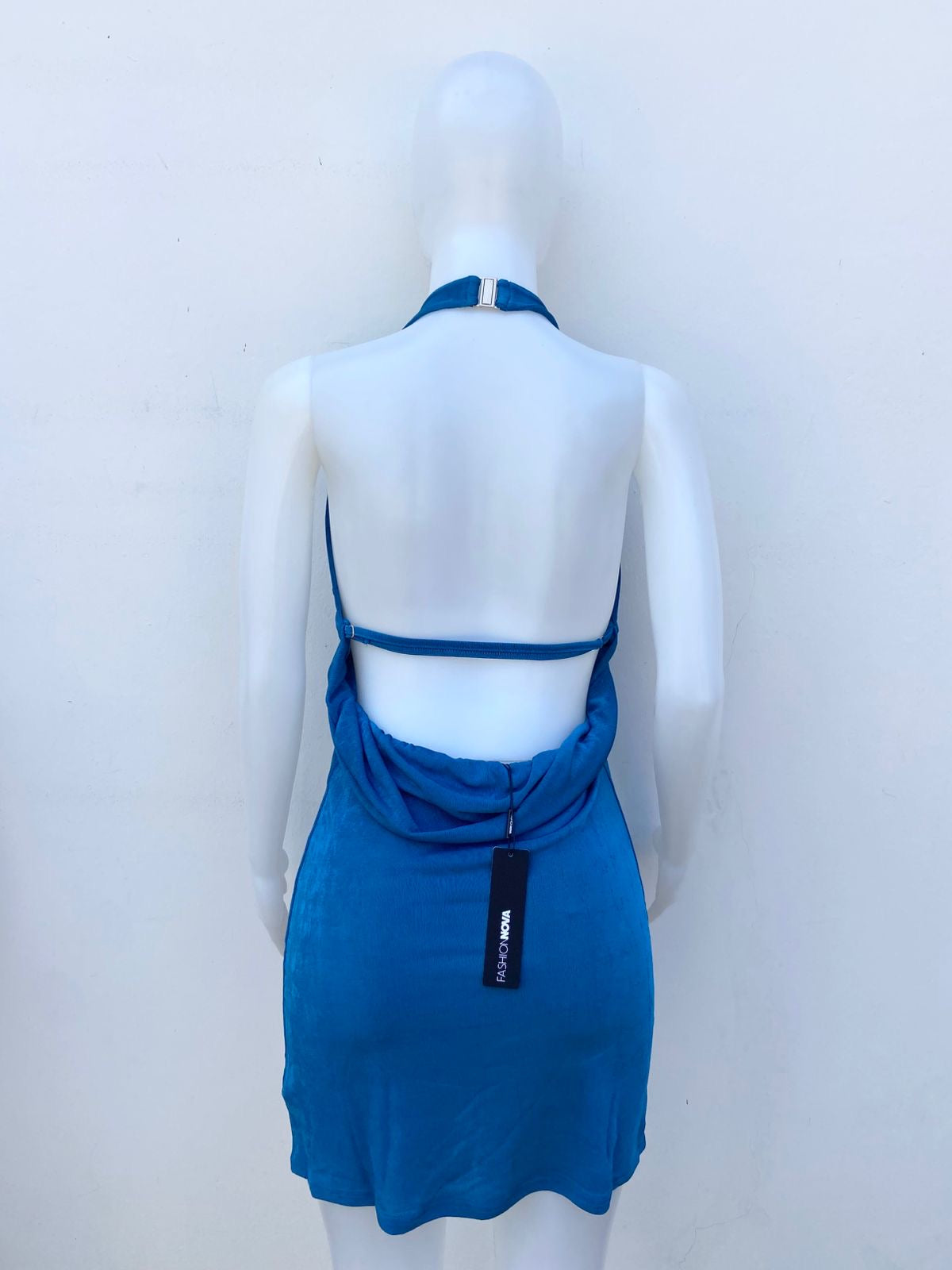 Vestido Azul turquesa, con la espalda descubierta y estilo caido abajo