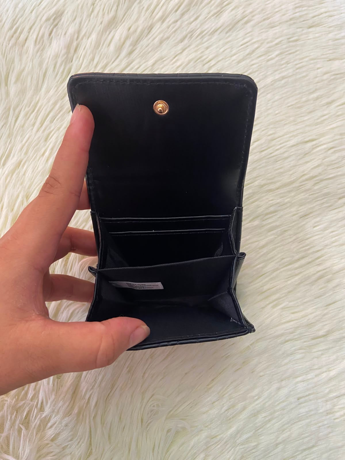 Monedero pequeño negro diseño acolchado con cierre de boton y súper espacioso.