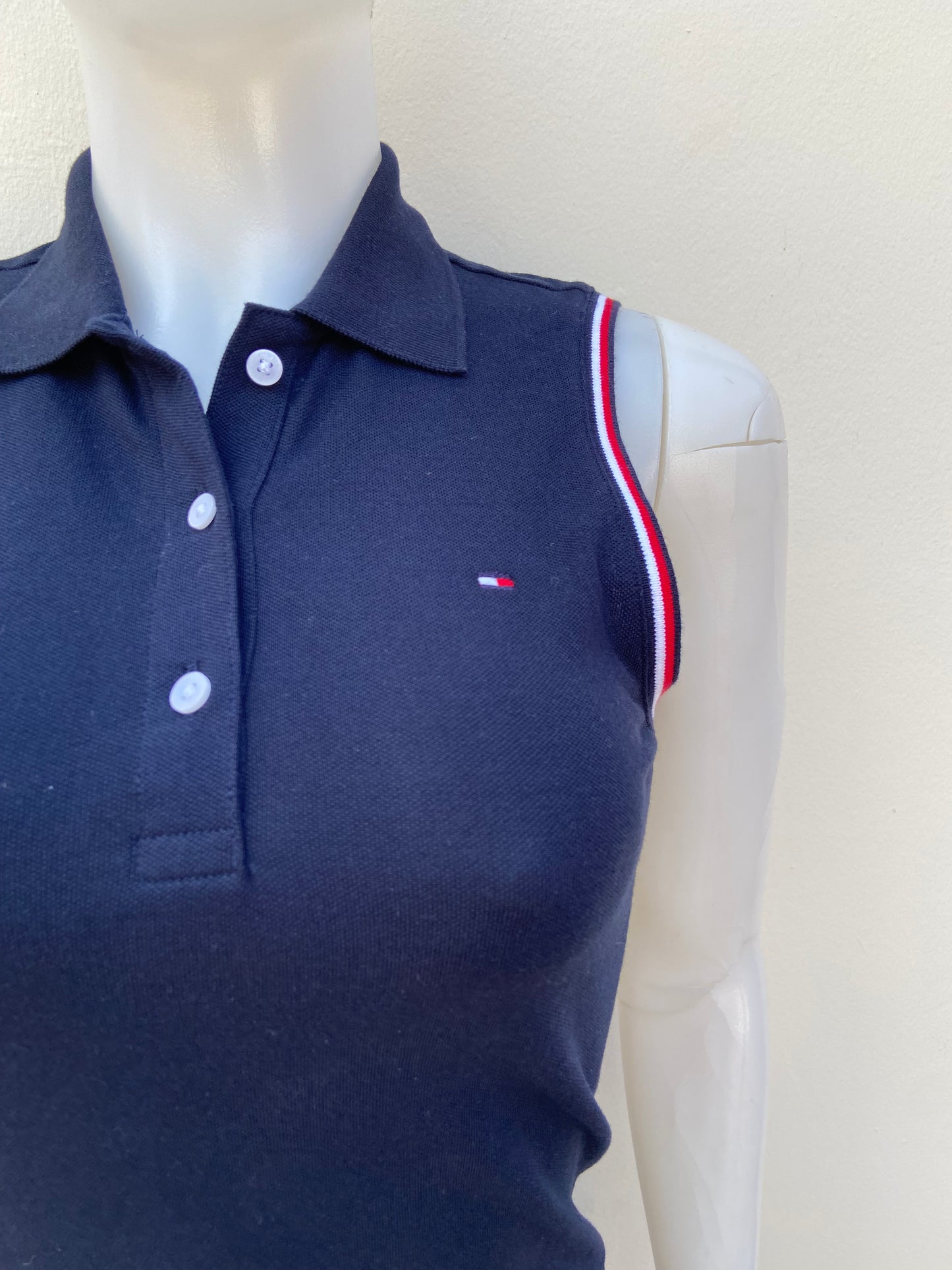 Vestido TOMMY HILFIGER original, azul marino con cuello y líneas rojas en los costados.