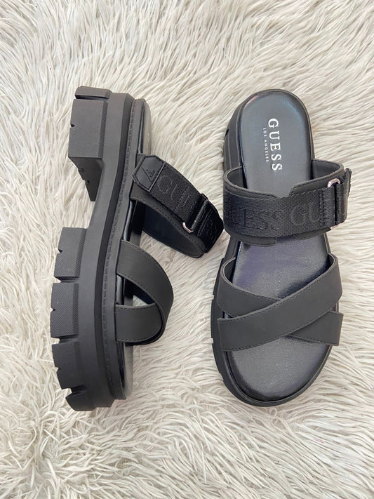 Sandalias GUESS Original, en color negro entera, con correa ajustable nombre Guess los angeles en la parte superior, Estilo Plataforma.