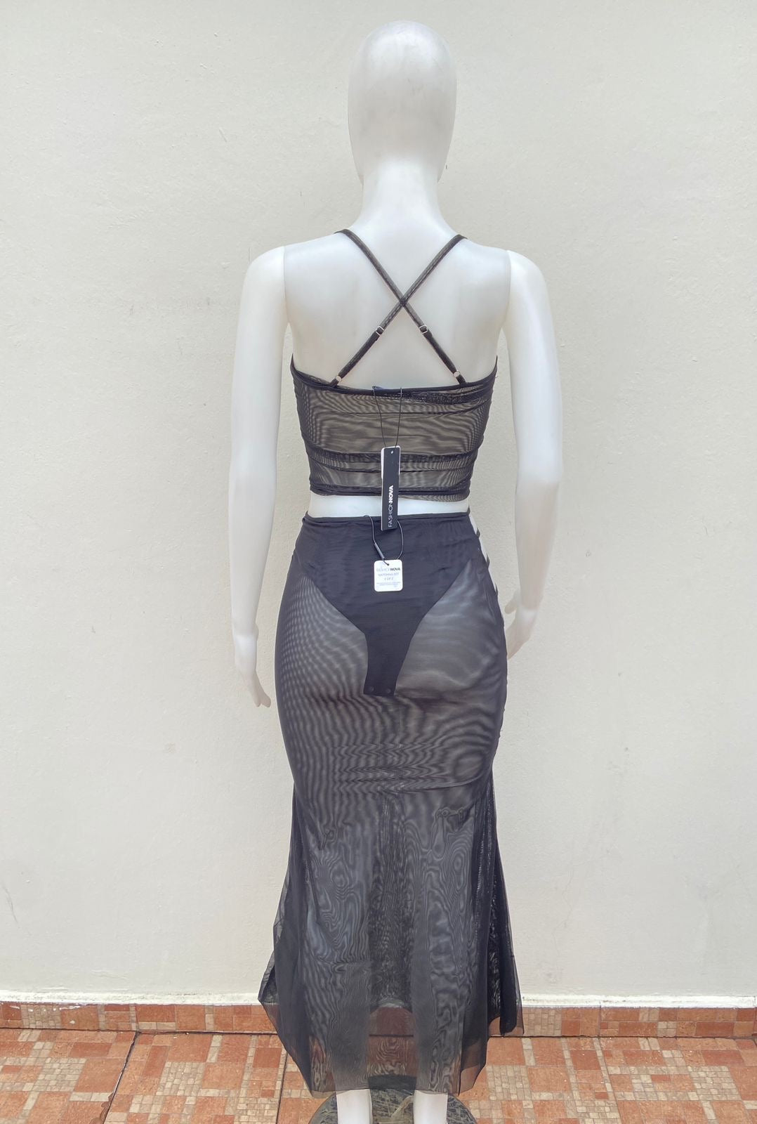 Conjunto negro largo, transparente con lazos ajustables cruzados y abierto en los lados.