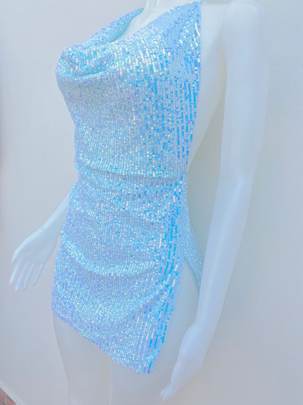 Vestido azul claro con lentejuelas y escote en la espalda.