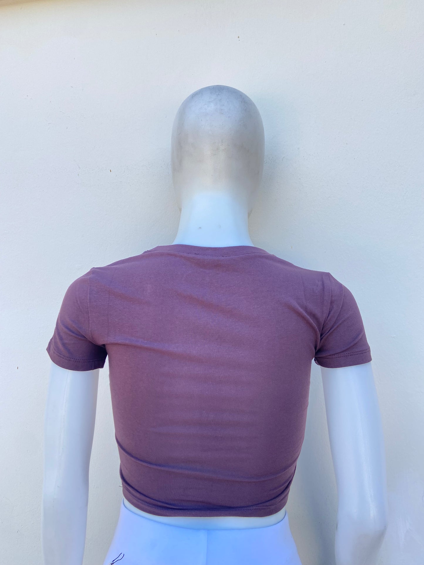 Top marron color chocolate liso, cuello V.
