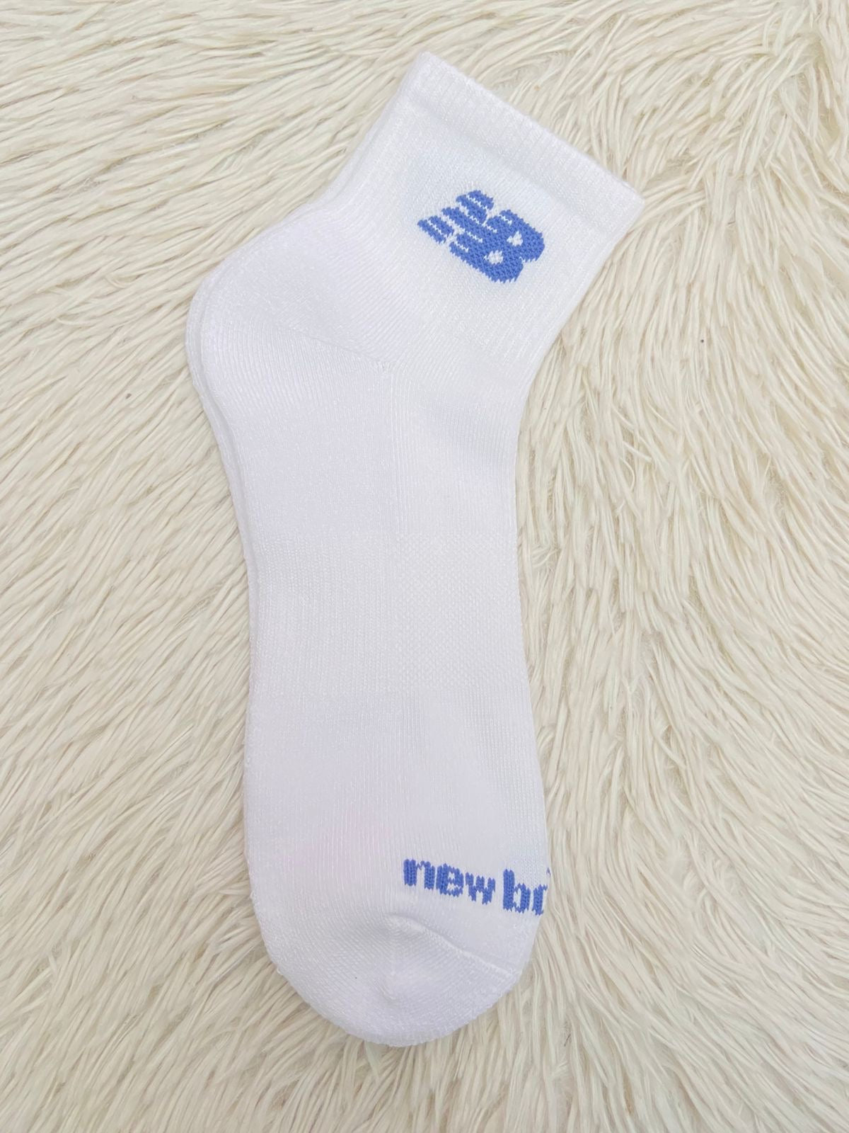 Medias NEW BALANCE Original, Blanca con logotipo NB en azul.