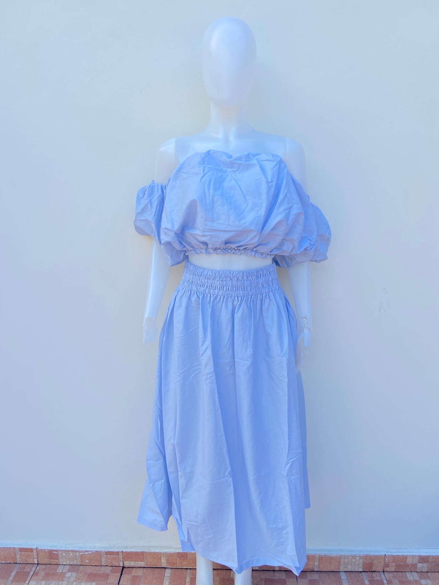 Conjunto HAUTE MONDE original, azul claro opaco, de falda y top.