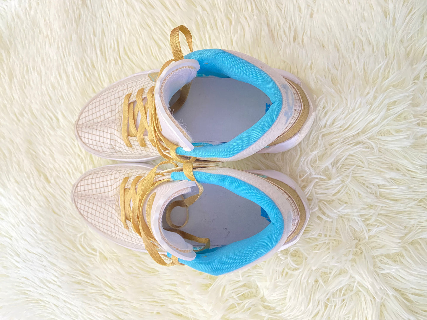 Tenis NIKE original blanco con dorado y azul y detalles de cuadros, altos.