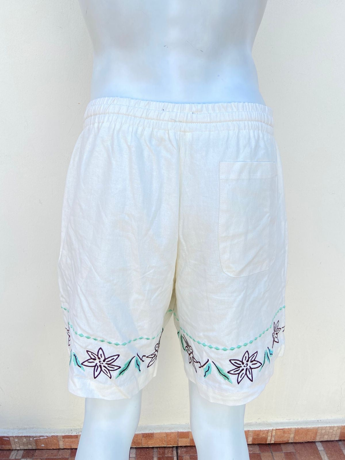 Bermuda Forever 21 original blanca con flores bordadas en la parte inferior.