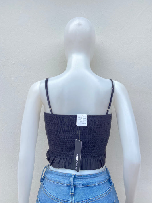 Top, negro con vuelos en la parte inferior y lazos ajustables.