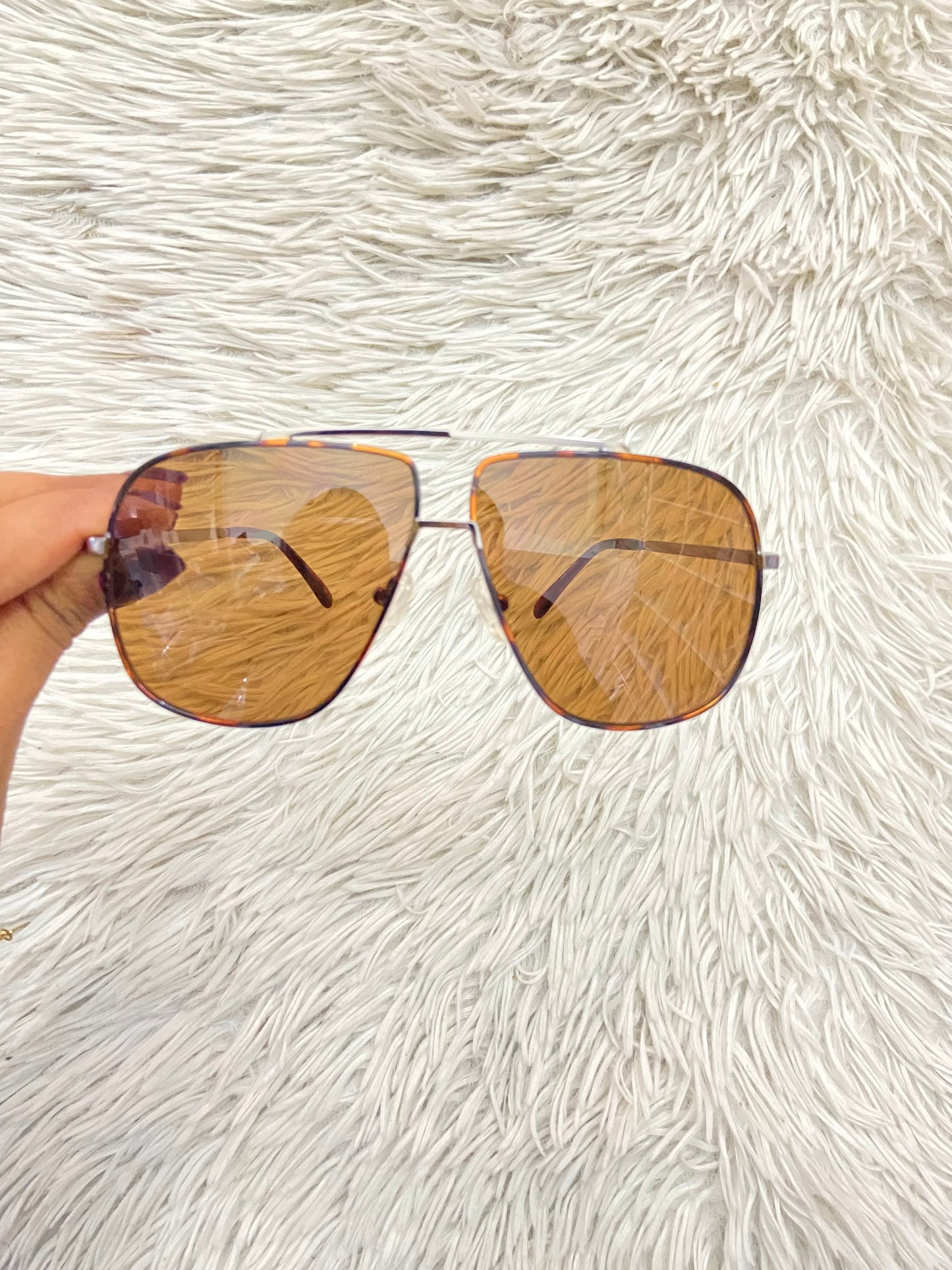 Lentes GUESS original, diseñados con protección UV 100-400 para proteger tu visión. Marrón con montura en animal print y micas marrones.