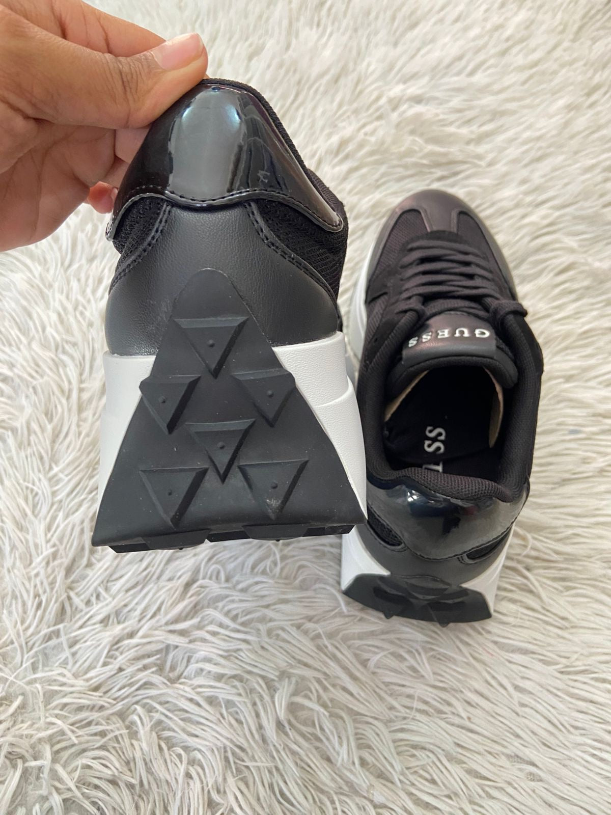 Tenis GUESS original negro, con suelas altas en color blanco y letras “ GUESS ? “ en blanco.