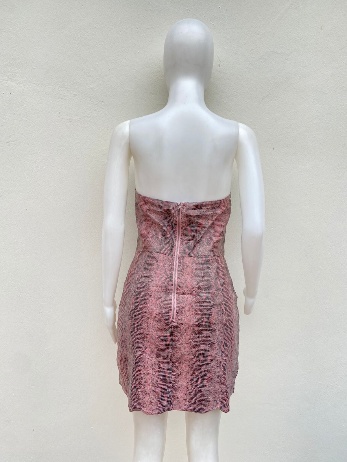 Vestido, rosado ( mauve ) con estampado de animal print, strapless y lazos ajustables al lado.