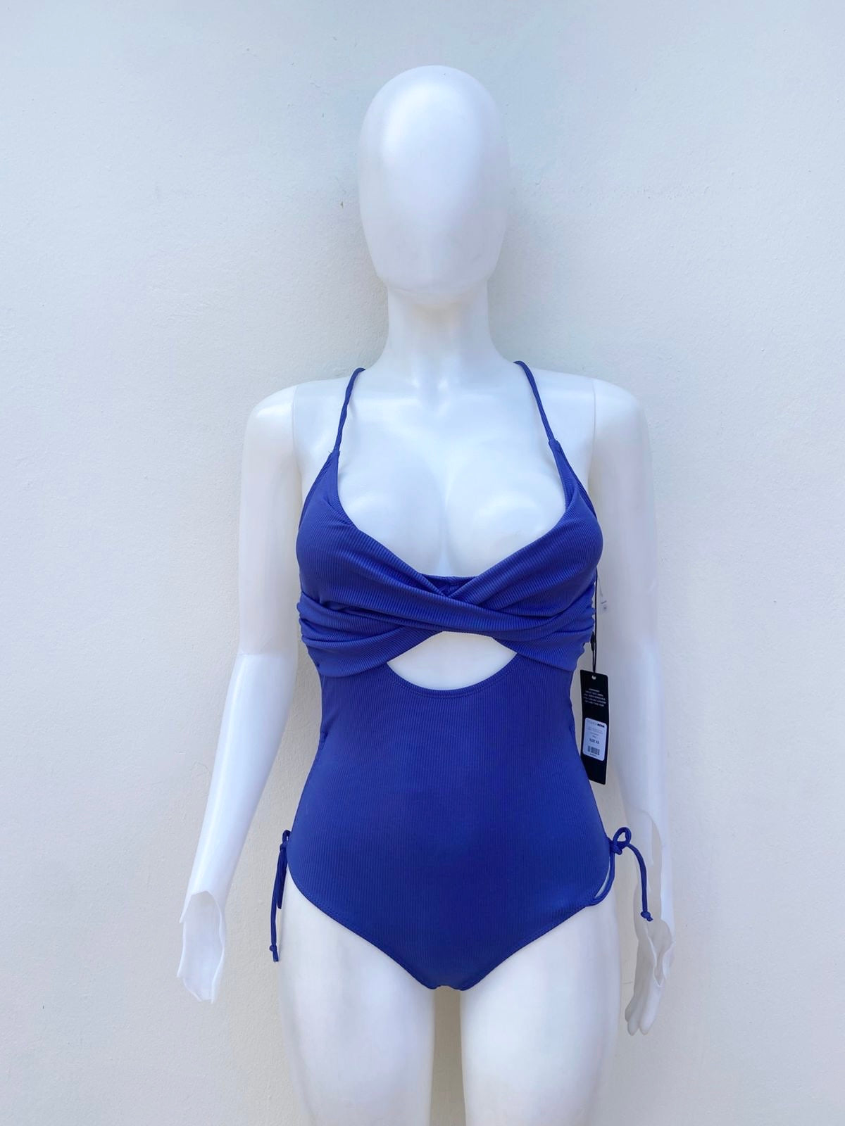 Biquini, azul navy con abierto en frente, lazos cruzados y lazos ajustables en los lados, una pieza.