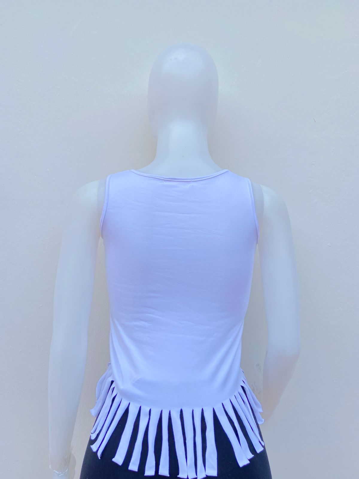 Franela/ blusa CHILLIPOP original blanca con letras QUEEN VIBES en colores y tiras colgante.