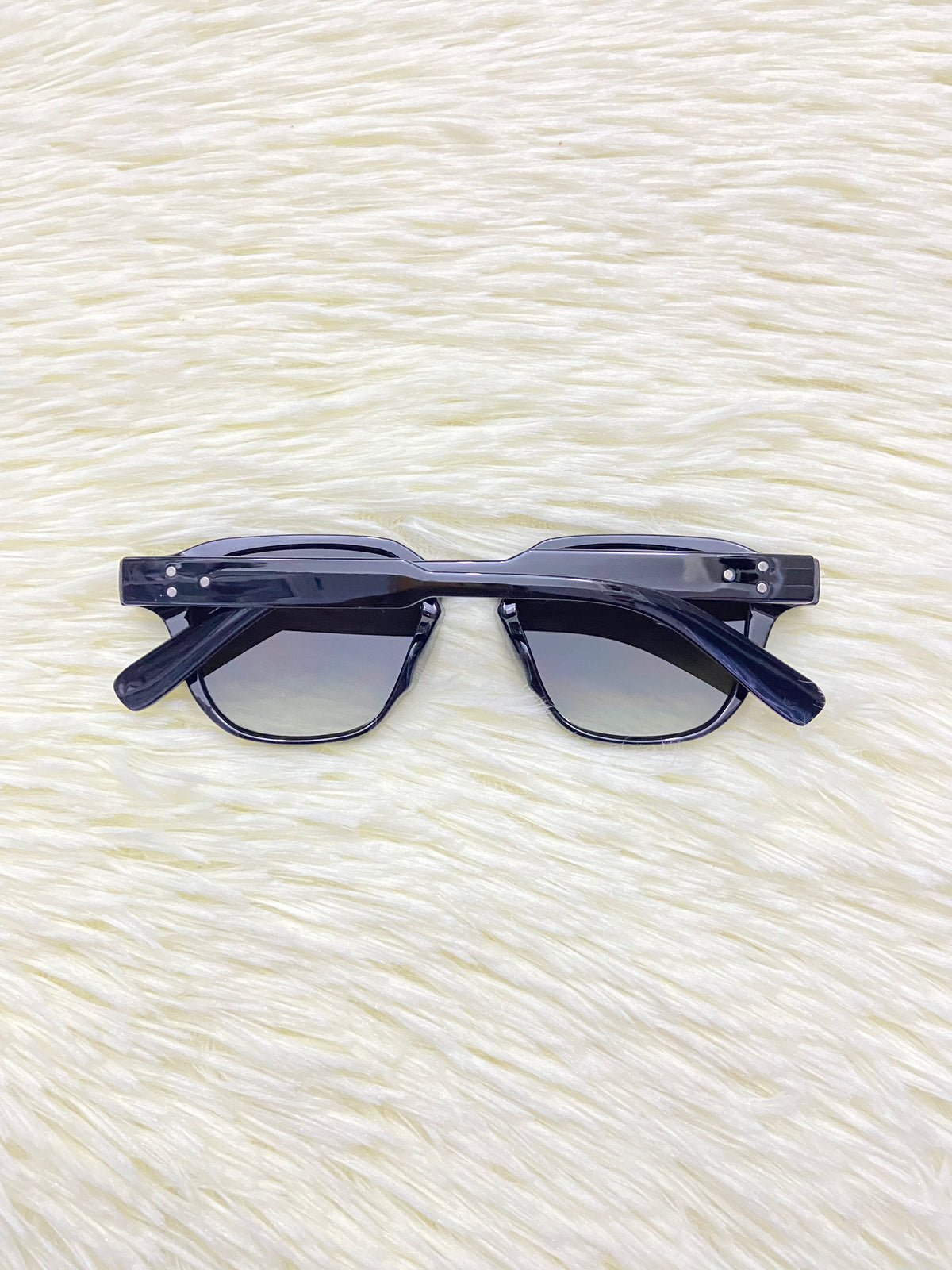 Lentes, negros con micas en color verde oscuro, más protección UV 400.