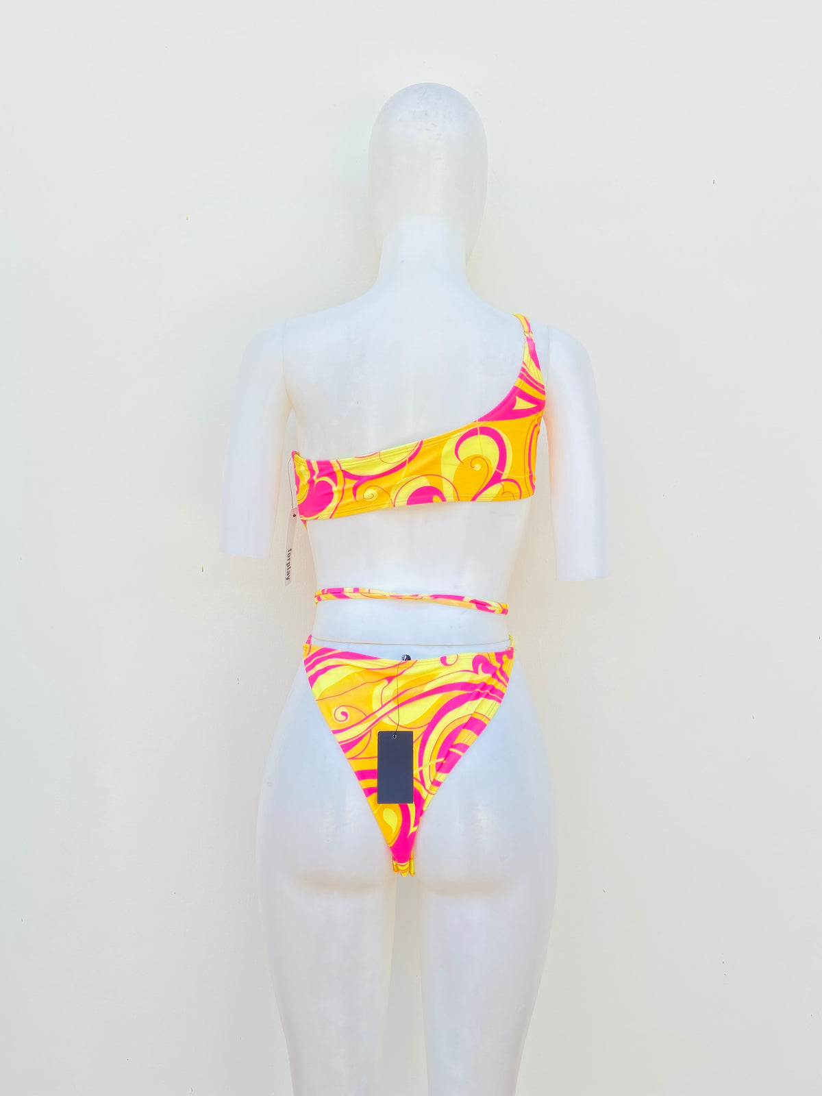 Biquini FORPLAY original, amarillo con rosado y lazos ajustables, 1 pieza.