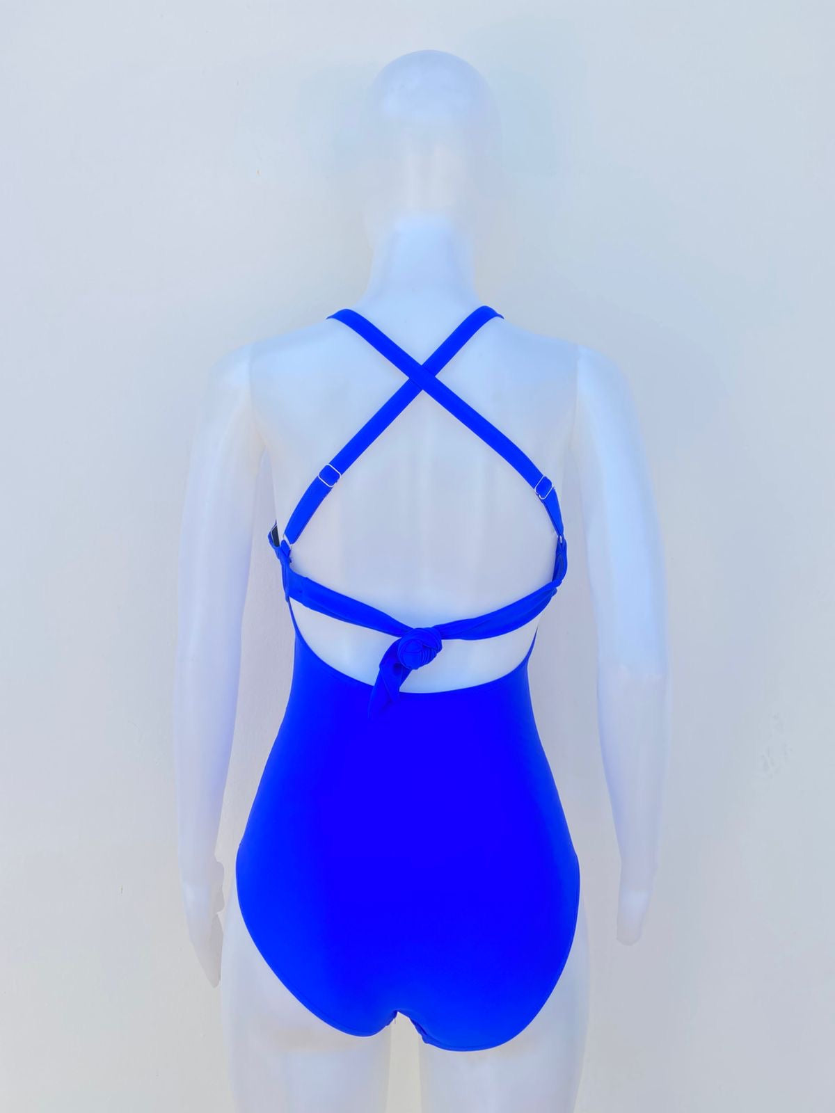 Biquini, azul rey con lazos ajustables en la parte delantera y esconde en frente, una piezas.