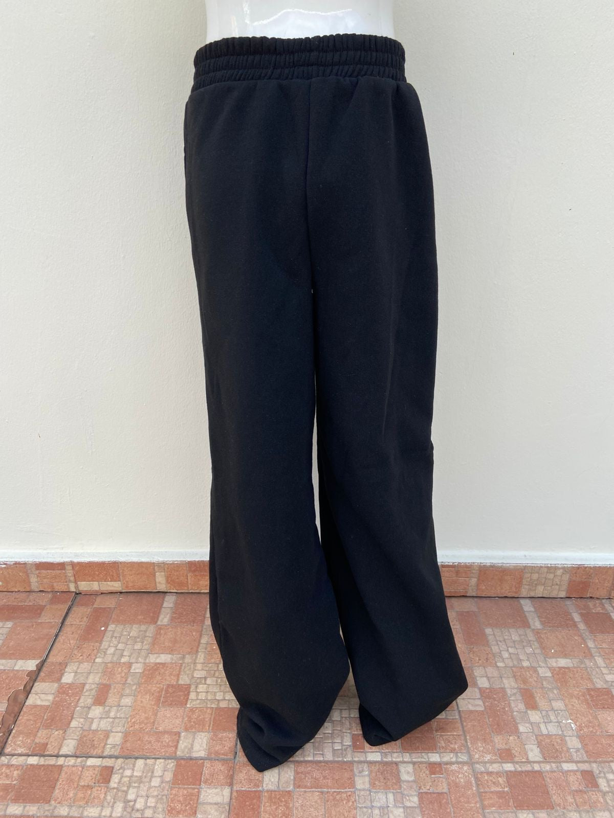 Jogger, negro liso con letras LOS ANGELES en rosado y blanco.