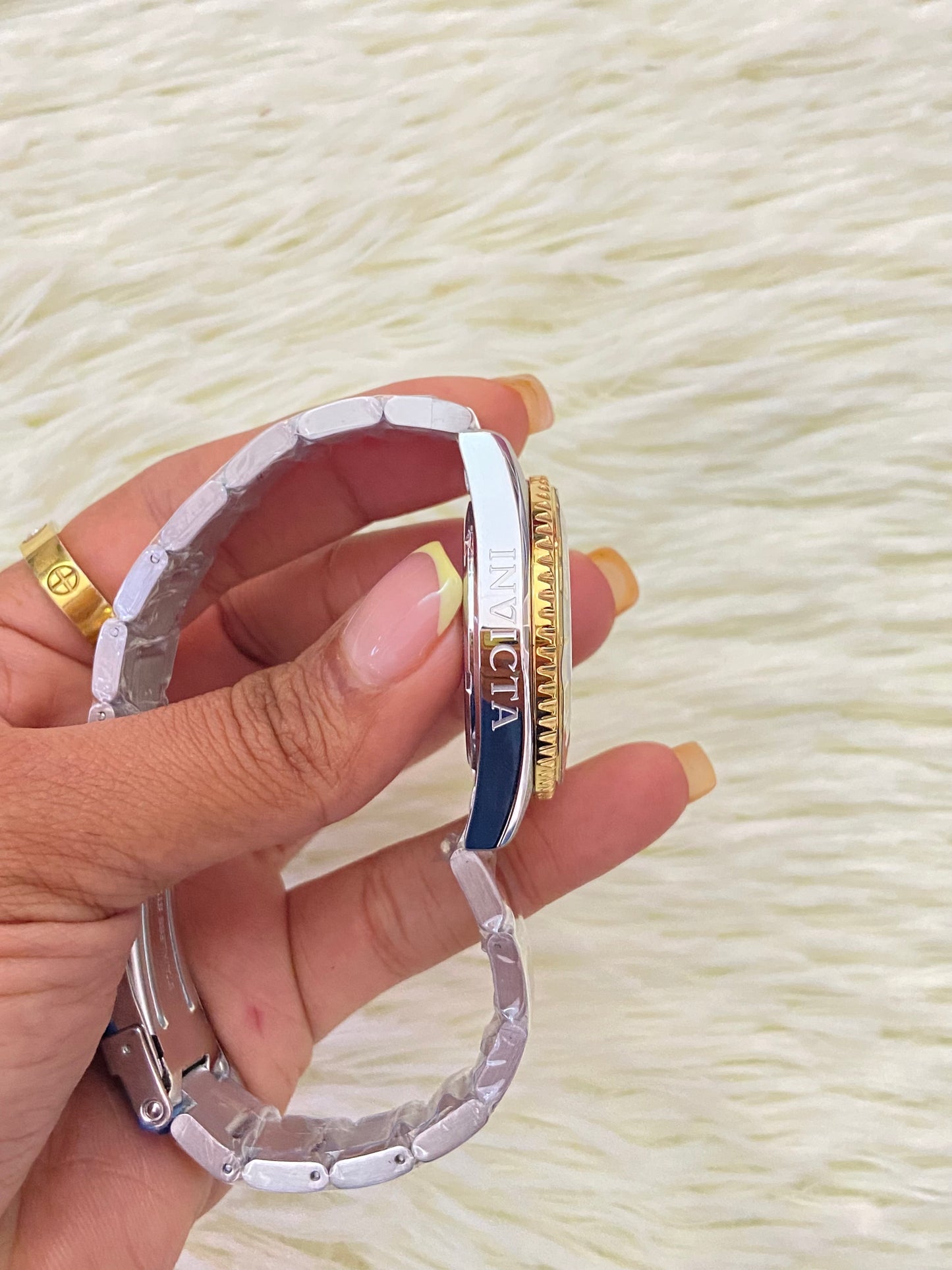 Reloj INVICTA original plateado con dorado y manecillas en color verde.