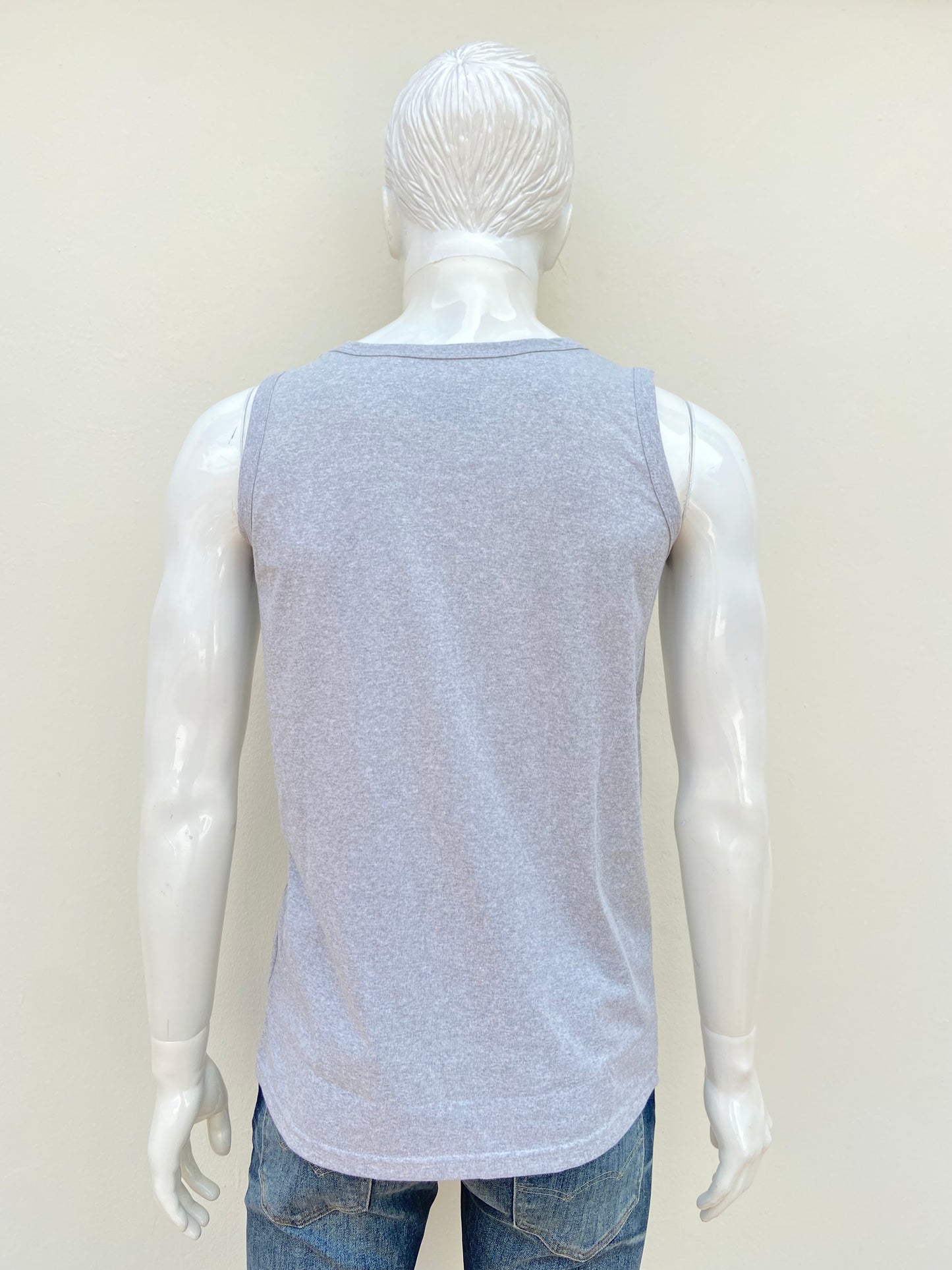 Franela VERTICAL SPORT original, gris claro con letras NEW YORK en azul marino.