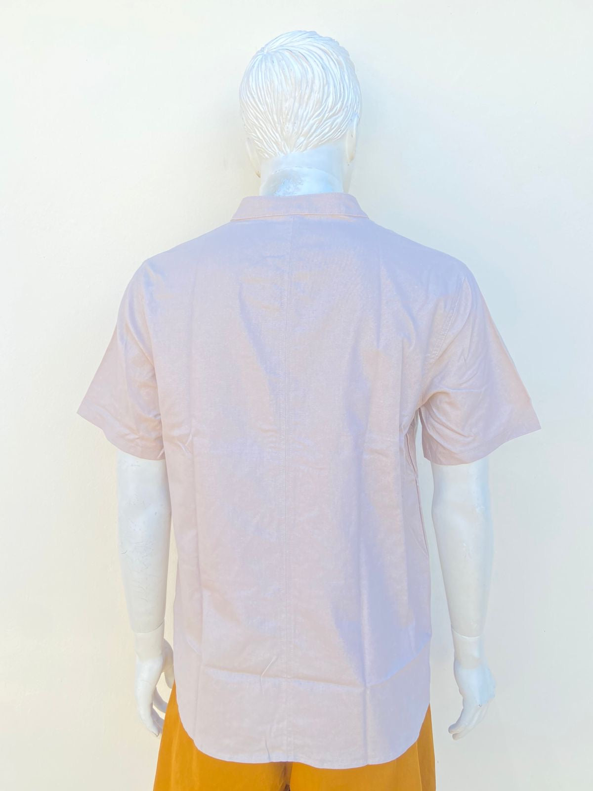 Camisa en color gris claro, manga corta y cuello mandarin.