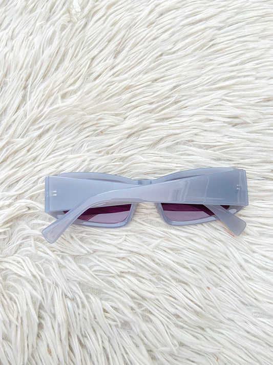 Lentes, diseñados con protección UV 100-400 para proteger tu visión. Gris con micas en morado oscuro.