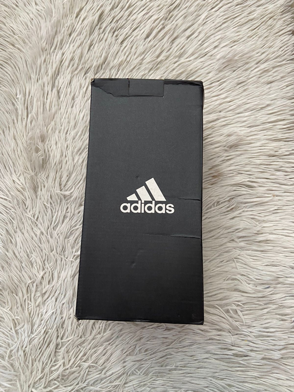 Sandalias ADIDAS Original, en color negra con rosado al frente y letra de la marca en color amarilla Adidas.