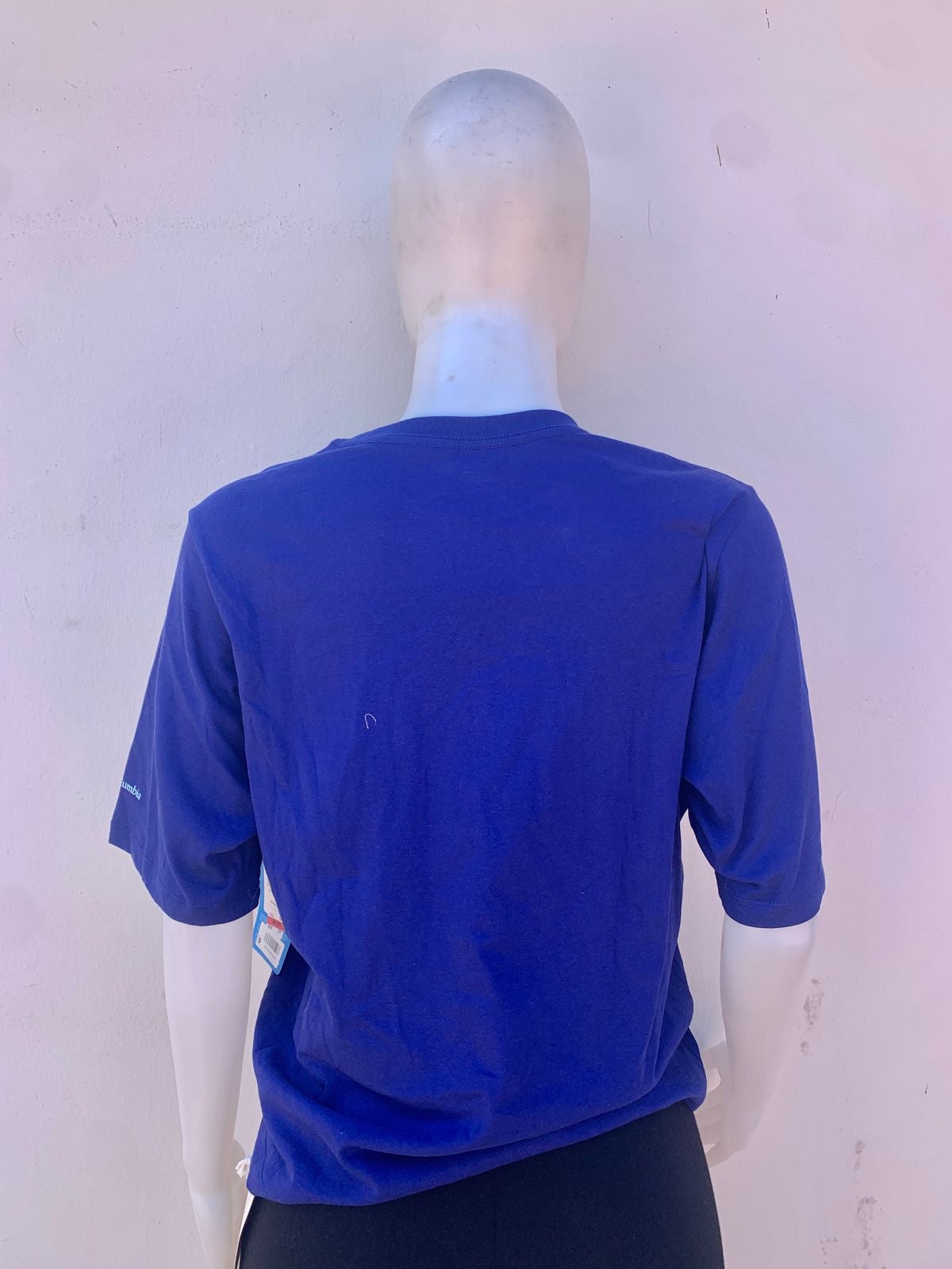 Polocher mujer Columbia original azul oscuro con letras de la marca en frente.