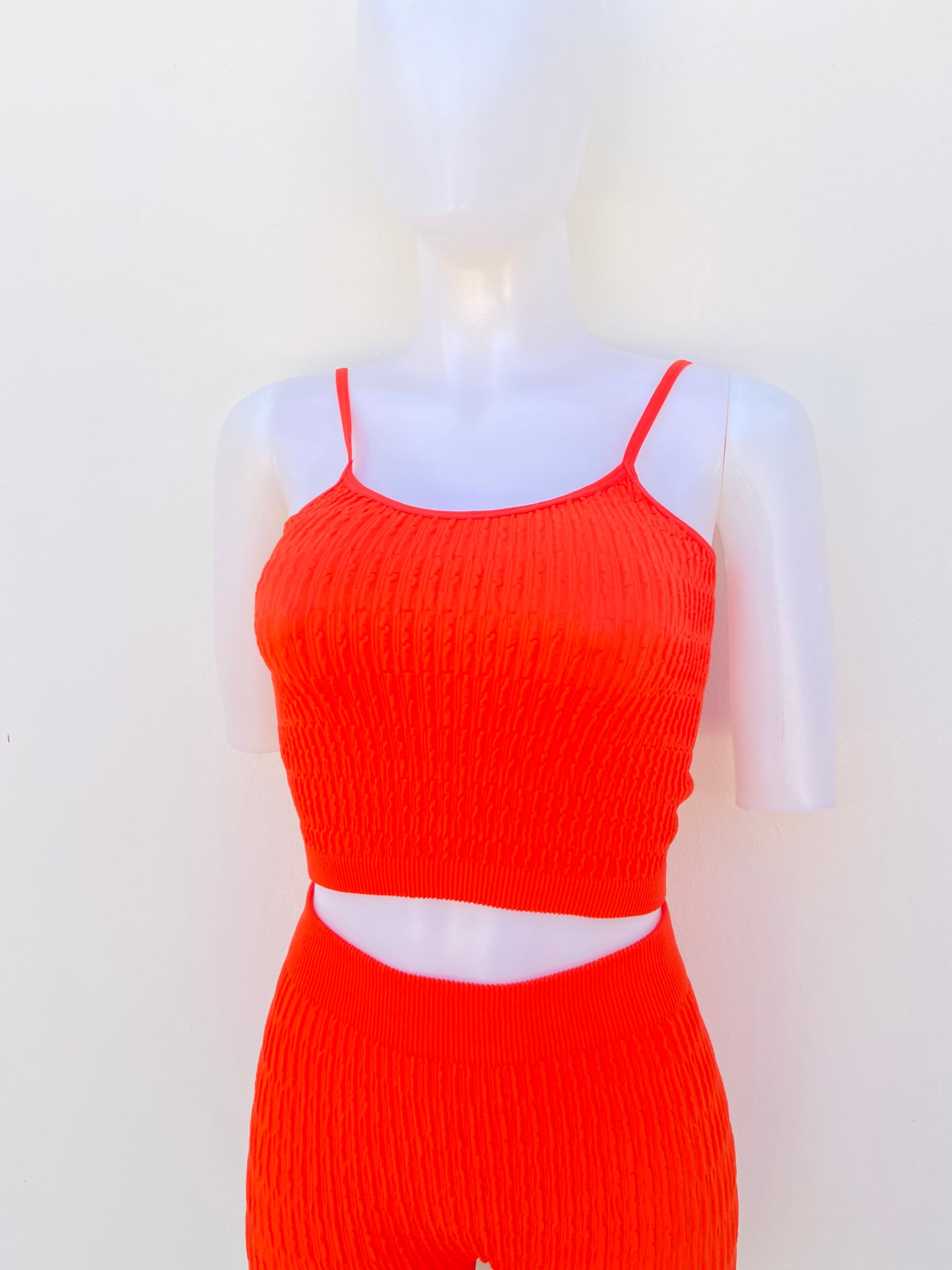 Conjunto, naranja de legging corta y top, estilo tela lechuga.