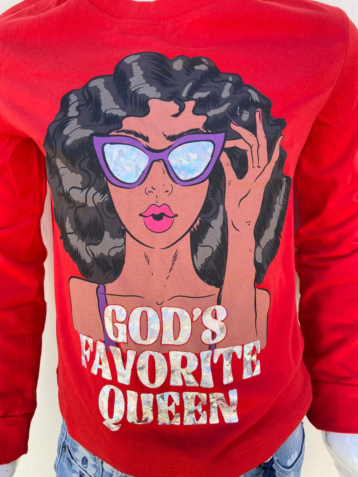 Sueter Nova Kids rojo con diseño de una muñeca y letra GOD’S FAVORITE QUEEN