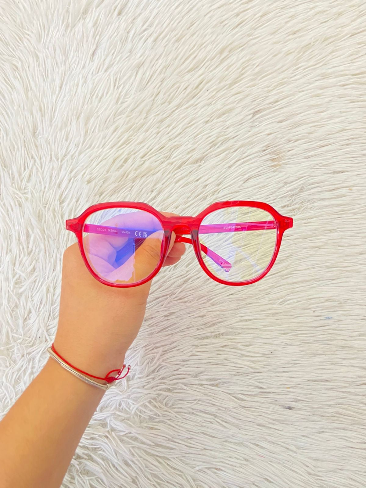 Lentes rojos con montura redonda y cristales amarillos claros