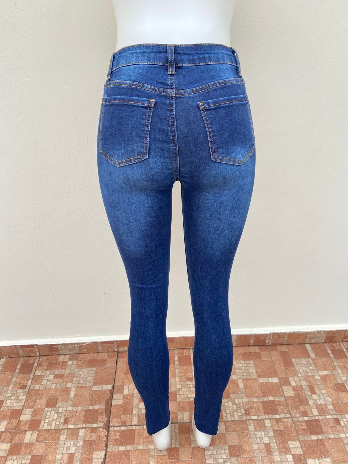 Pantalón Jean PRO STAR original, azul oscuro, con pequeño rasgados en las rodillas.