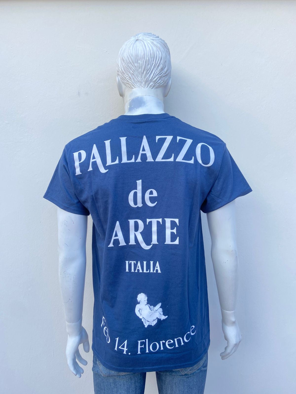 T-shirt azul marino con letras pequeñas al frente PALLAZZO DE ARTE y letras grande atras