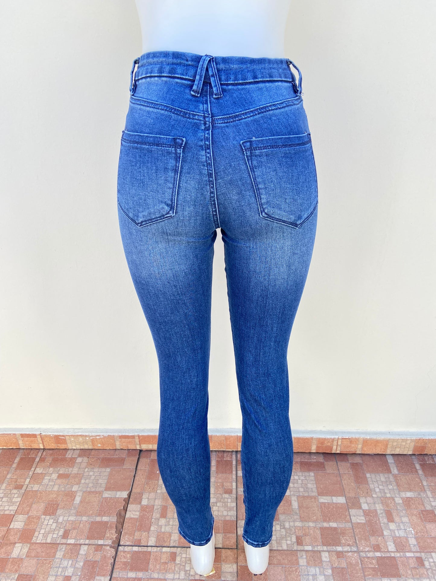 Pantalon Jean, azul oscuro liso con costura en hilo azul, SKINNY JEAN.