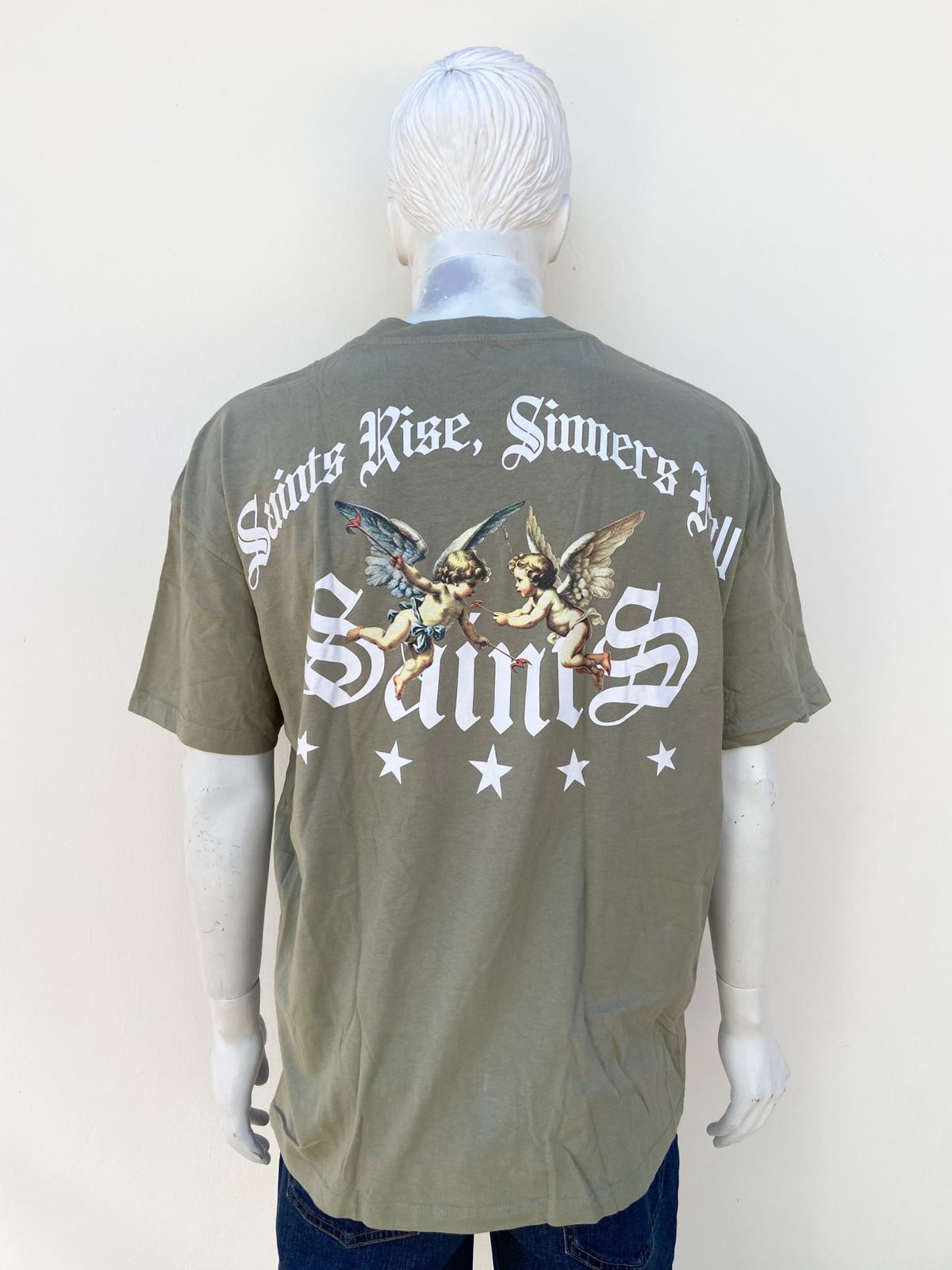 T-shirt en color verde oliva y letras al frente y atras en color blanco, Saints rise sinners hall y angeles