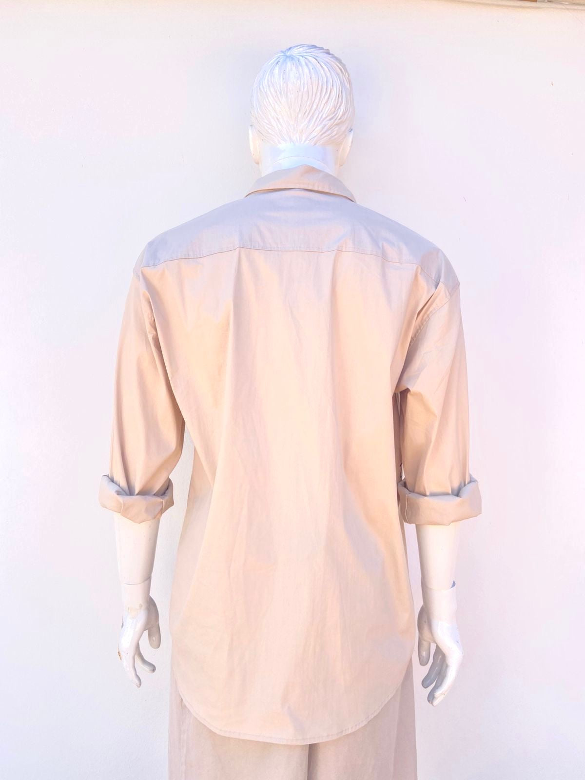 Camisa, algodón, en color crema con diseños azules y letras negras