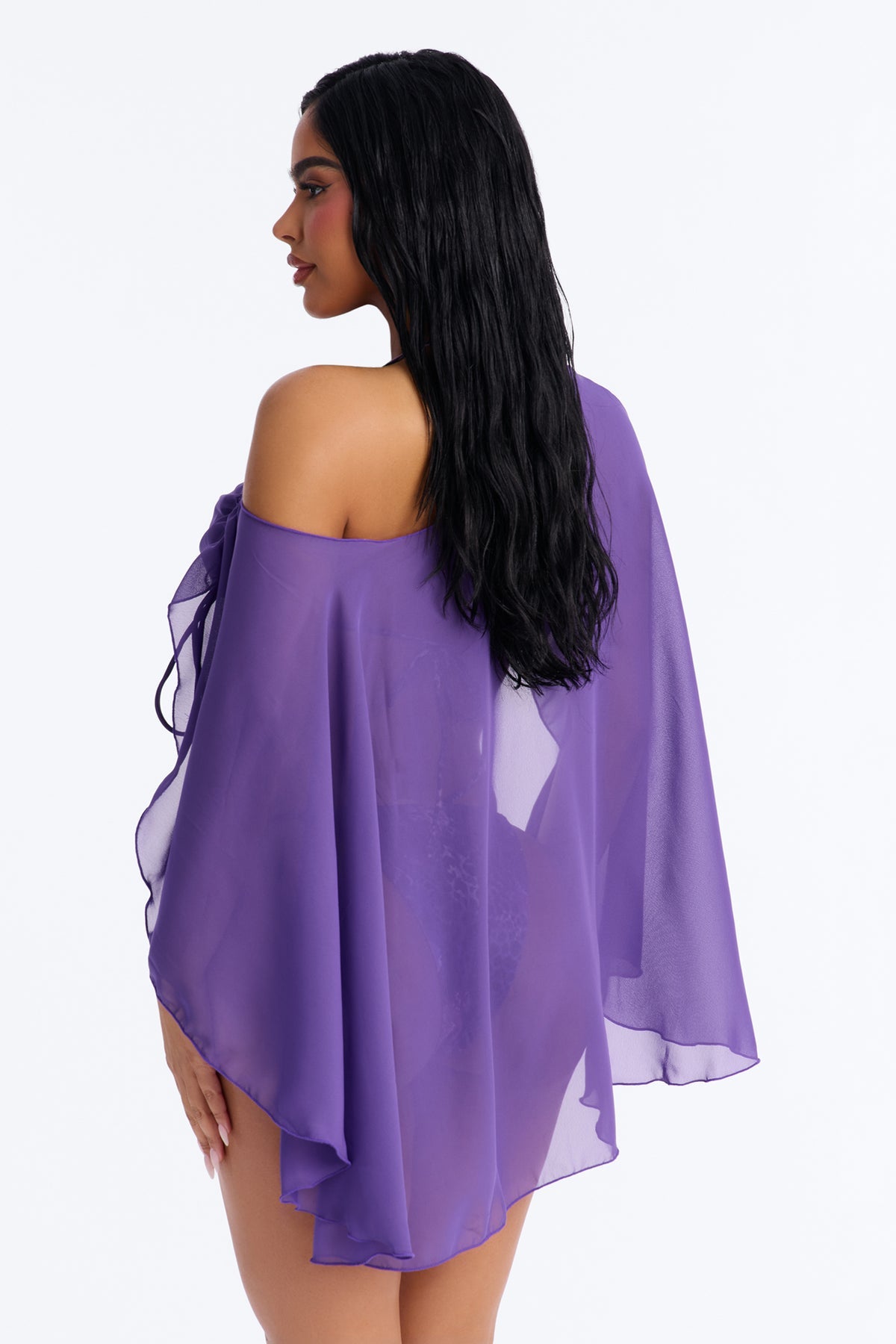 Biquini de 3 piezas, morado con estampado de animal print y tonos purpura, top manga larga con una manga caida.