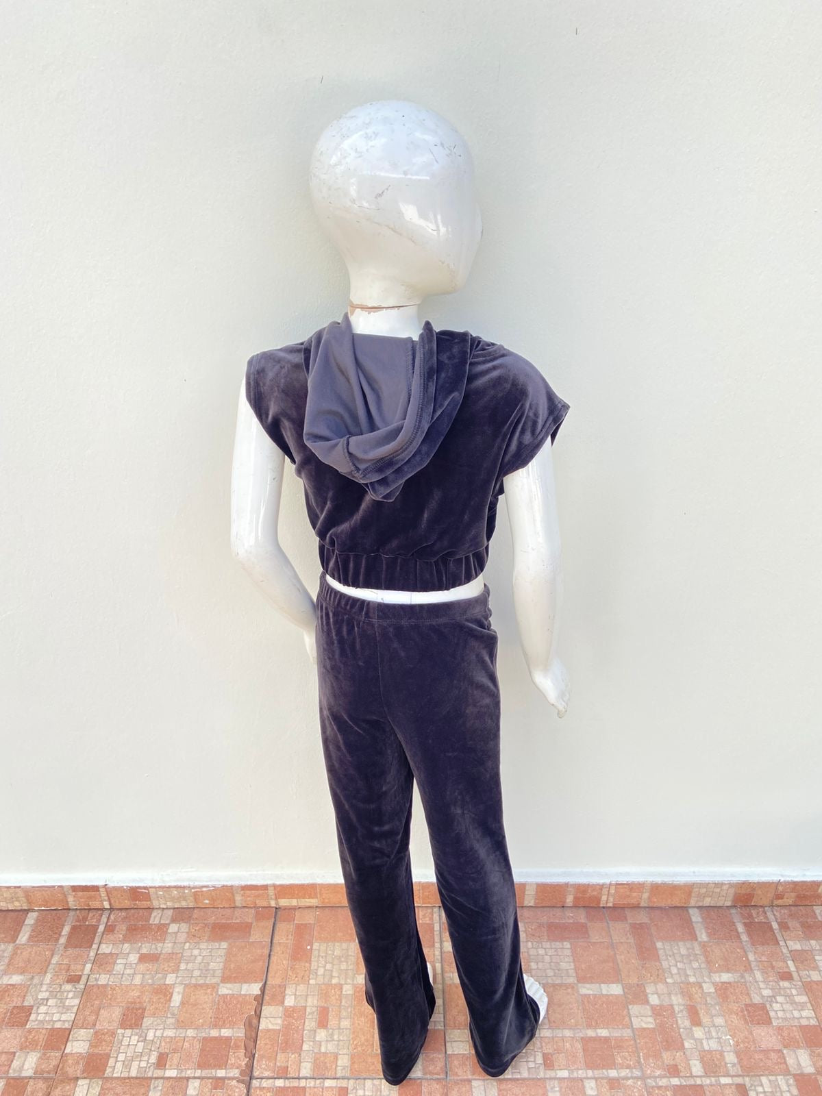 Conjunto, negro liso en terciopelo y zipper plateado en frente.