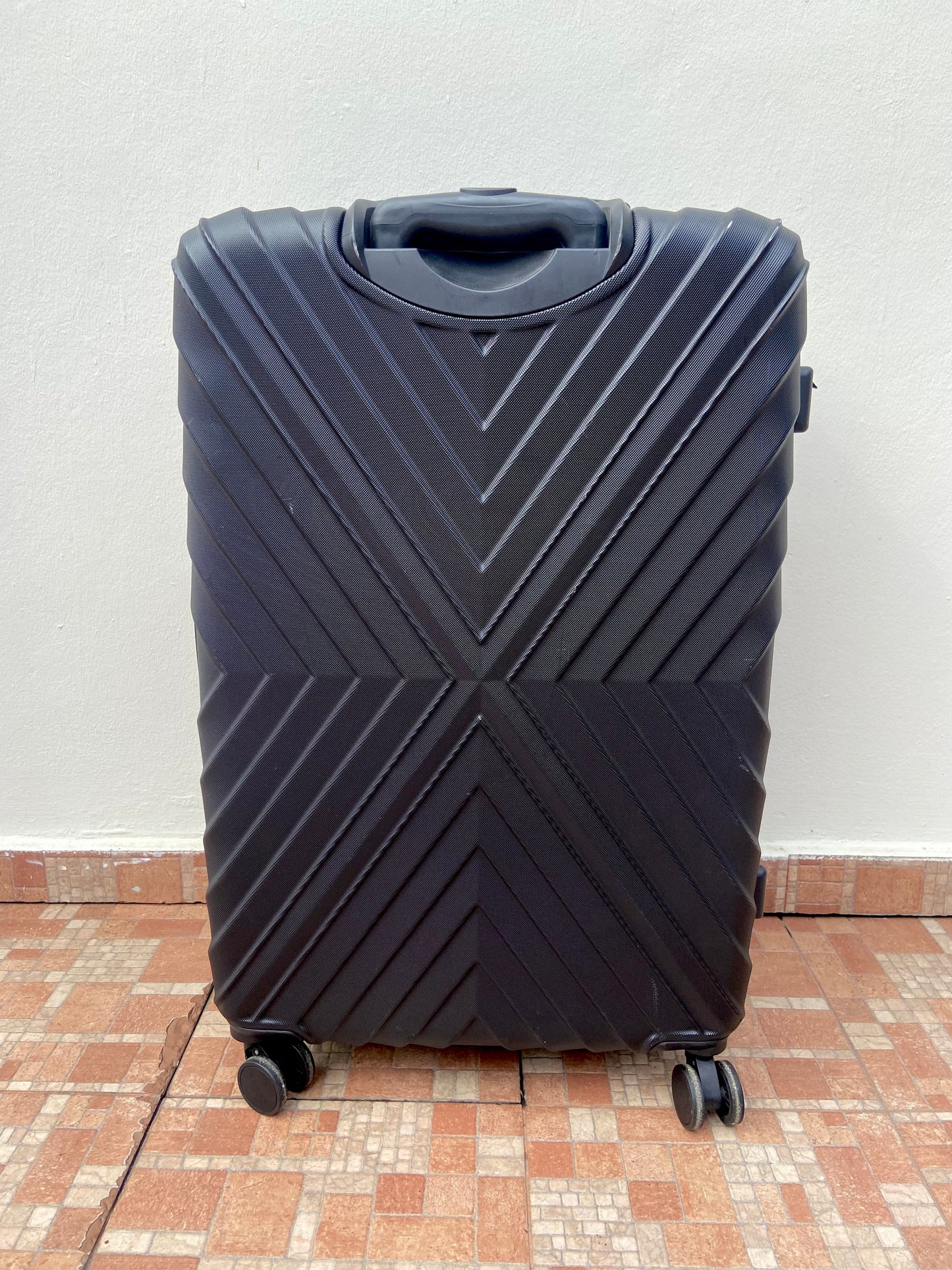 Maleta TAHARI Original, en negra. Material ABS resistente al agua. Asa telescópica ajustable. Interior con doble compartimento