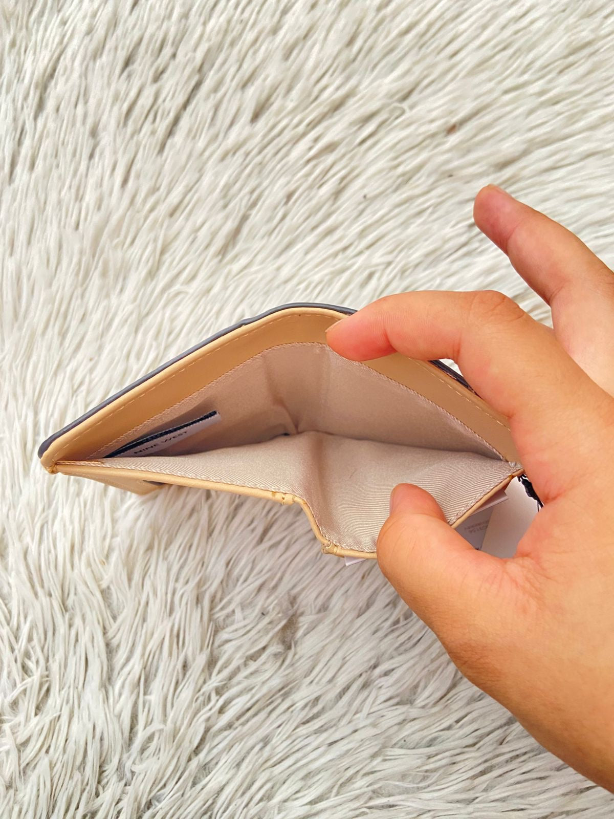 Monedero NINE WEST Original en color rojo vino con placa de la marcs al frente en color dorado, Varios compartimentos y super espaciosa.