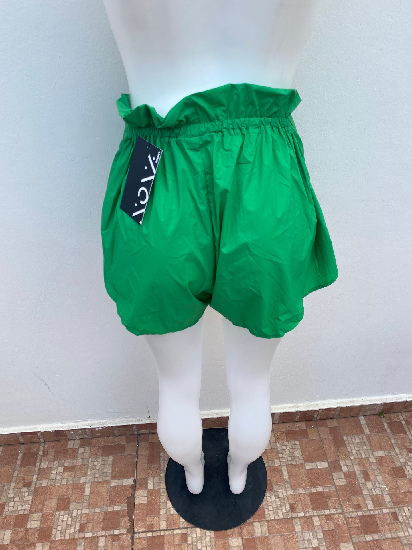Short Nona Sport Original, Kellygreen, con tiros ajustables, color verde.