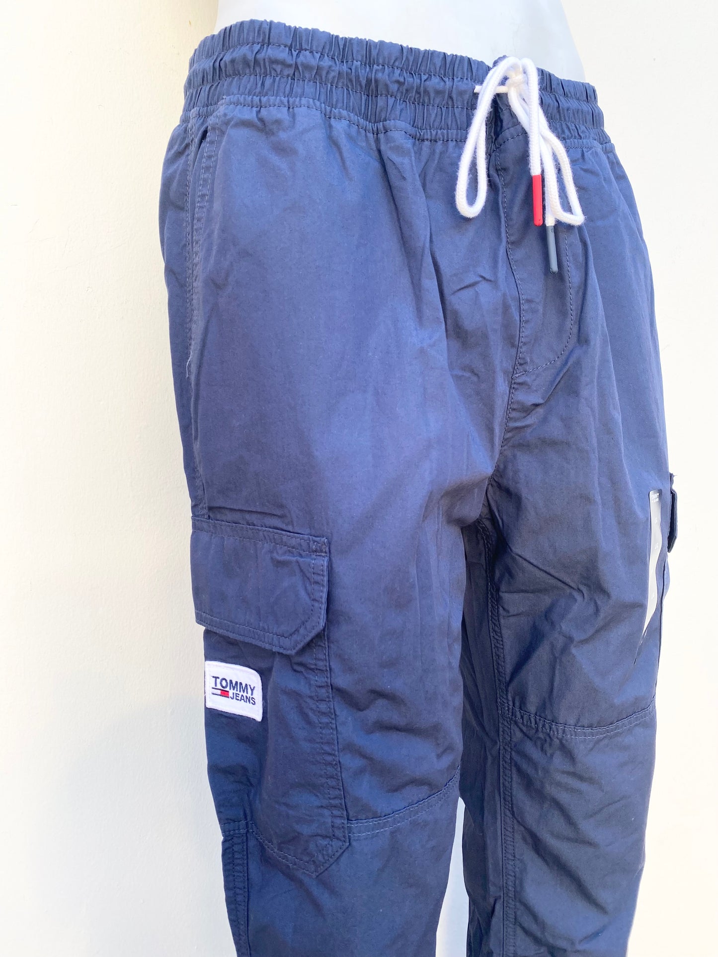Jogger pantalón Tommy Hilfiger original azul con lazos blanco.